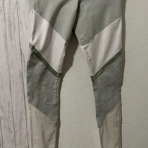 ALO Yoga High Waisted Sheila Gray Chevron Legging - Picture 4 of 4